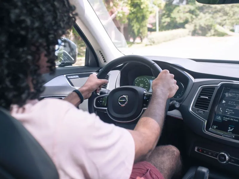 Motorista ao volante